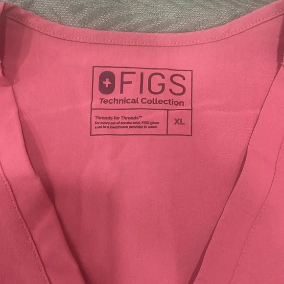 Figs mauve two pocket scrub top. Excellent condition. - Picture 6 of 9
